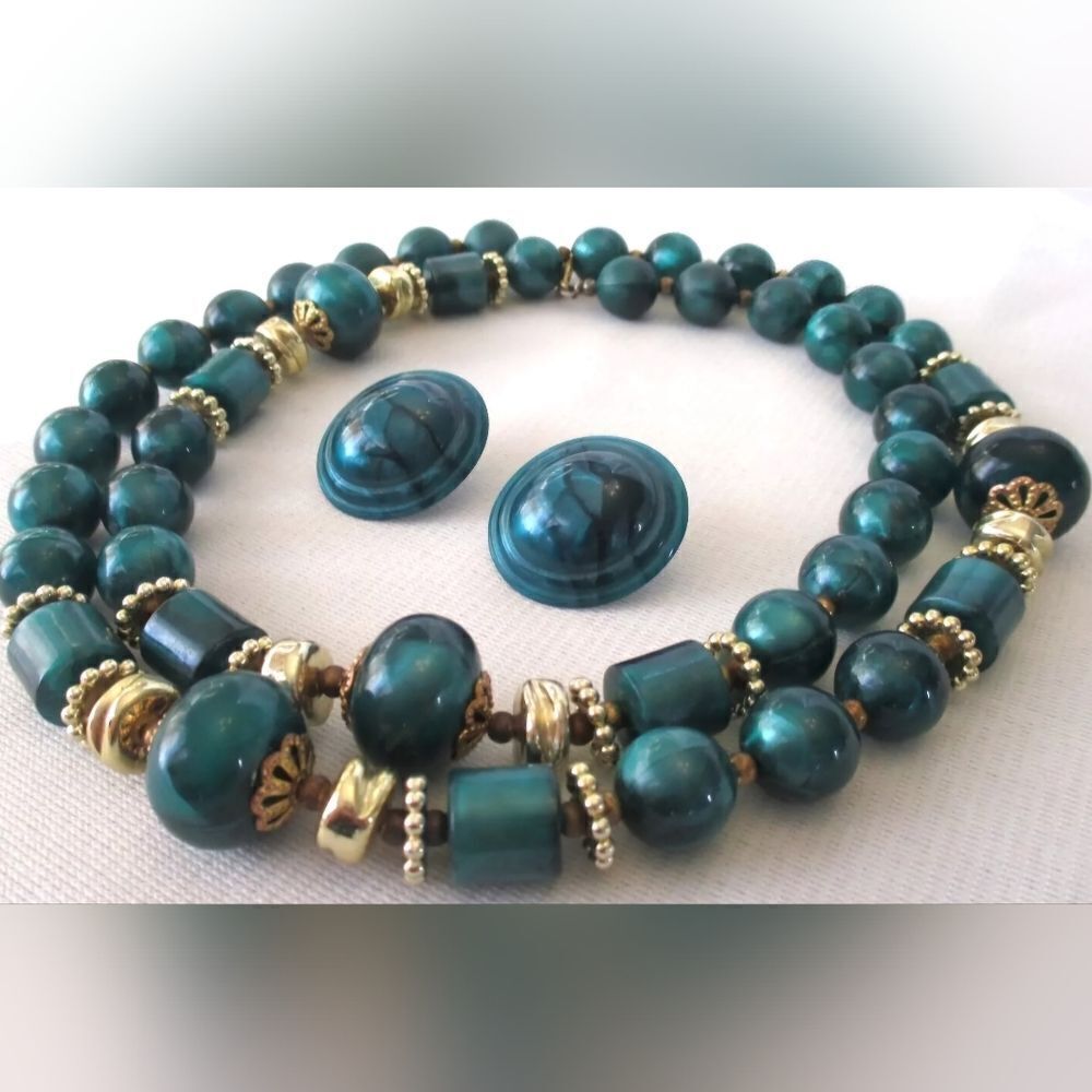 Vintage  Emerald Green Bead Necklace Near MINT &  Pierced  Earrings